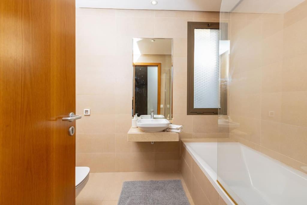 Modern 2Br Retreat In Marina Sale Luxury Living Daire Hajja Dış mekan fotoğraf